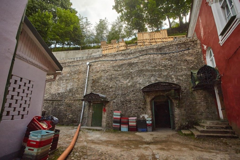 Склон Святой горки укрепляют в Печорском монастыре 