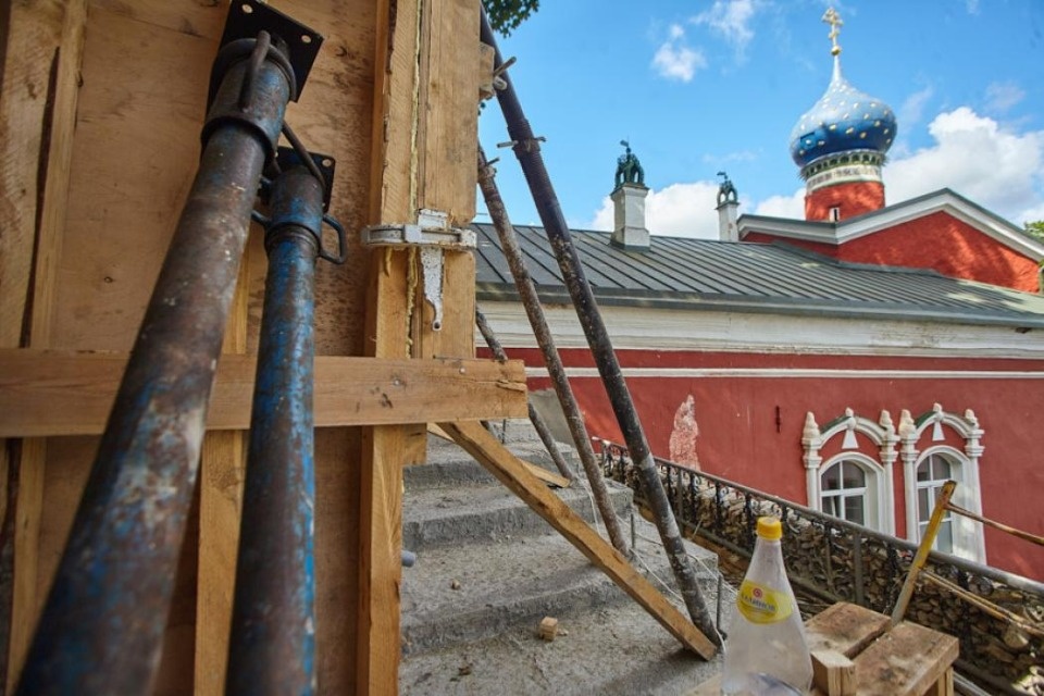 Склон Святой горки укрепляют в Печорском монастыре 