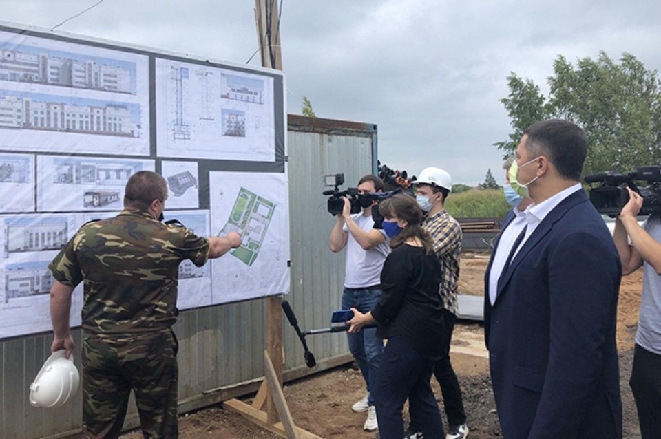 Михаил Ведерников раскритиковал темпы строительства школы в Великих Луках 