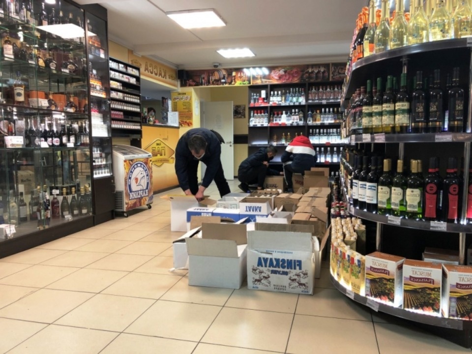 Более тысячи литров нелегального спиртного конфисковали псковские полицейские 