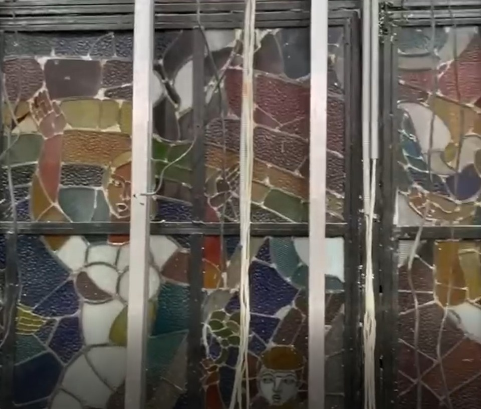 Утраченный витраж художника Аникеенка нашли в Пскове