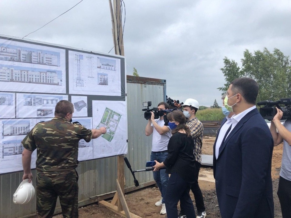 На 130 дней отстал от графика подрядчик по строительству школы в Великих Луках  