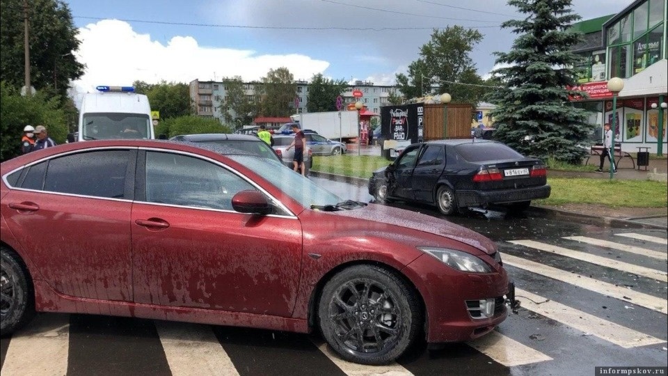 Три человека пострадали при столкновении двух машин в Пскове Три человека пострадали при столкновении двух машин в Пскове