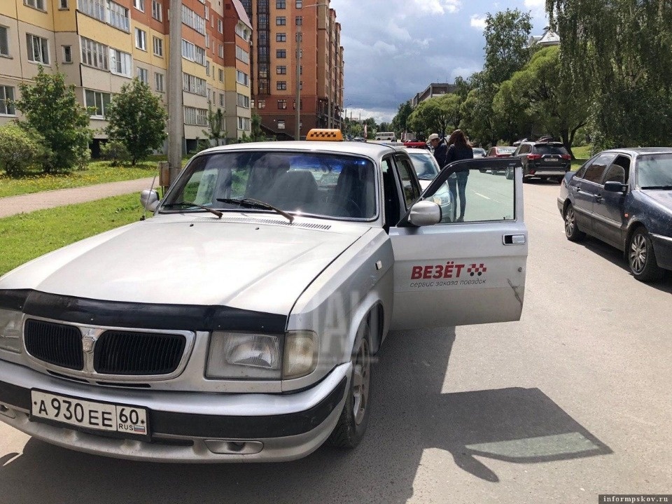 Три человека пострадали при столкновении двух машин в Пскове Три человека пострадали при столкновении двух машин в Пскове