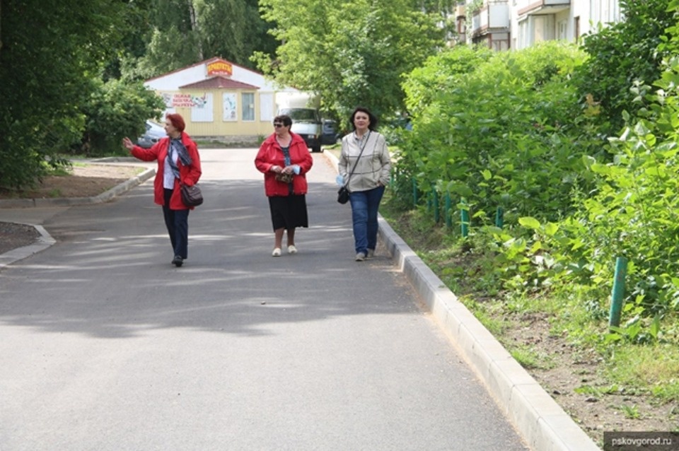 Новые парковки появились во дворах на улице Юбилейной в Пскове