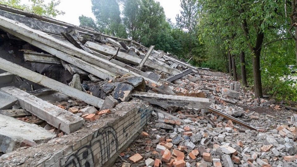 Демонтаж аварийных конструкций в ближайшее время начнётся на «Электроне» в Пскове 