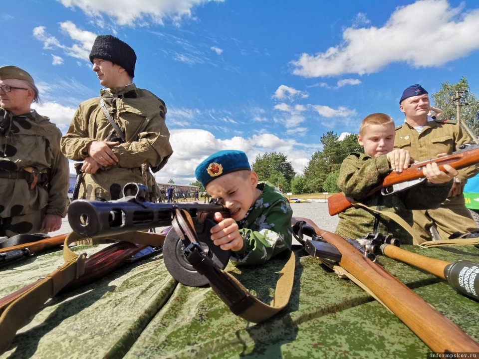Оружейная выставка открылась в честь Дня ВДВ на полигоне в Пскове