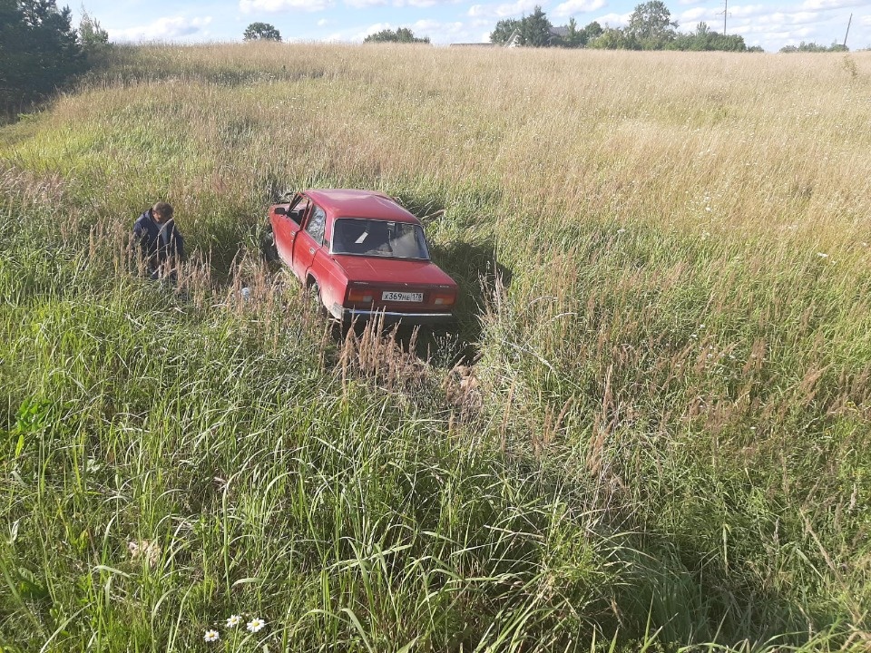 Множественные травмы получил водитель вылетевшего в кювет ВАЗа в Пыталовском районе