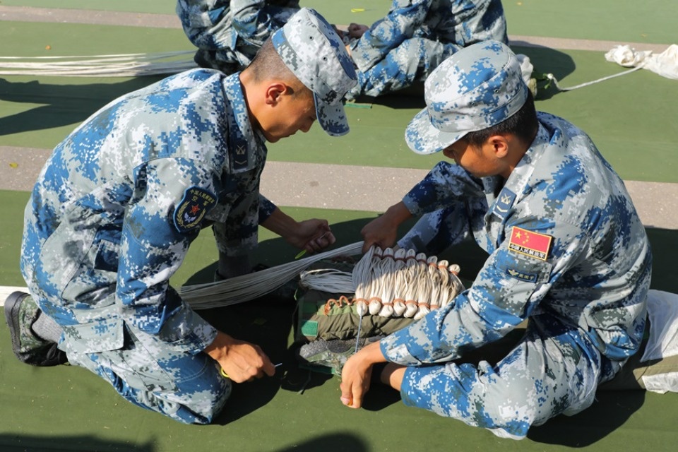 Участники «Десантного взвода» из Китая выполнили норматив по укладке парашютов