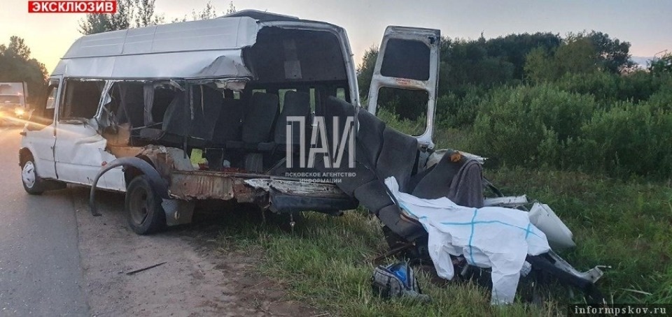 Два человека погибли в результате столкновения микроавтобуса и трактора в Великолукском районе Два человека погибли в результате столкновения микроавтобуса и трактора в Великолукском районе