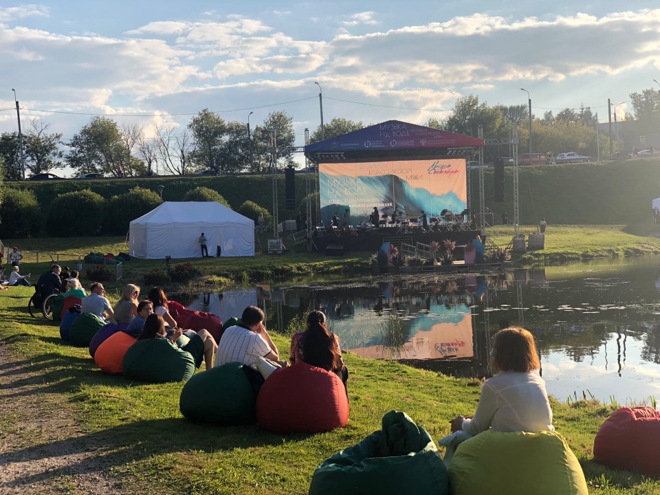 Первый концерт «Музыка на воде» в Мирожском дендропарке Пскова собрал больше тысячи зрителей