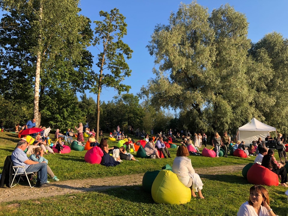 Первый концерт «Музыка на воде» в Мирожском дендропарке Пскова собрал больше тысячи зрителей