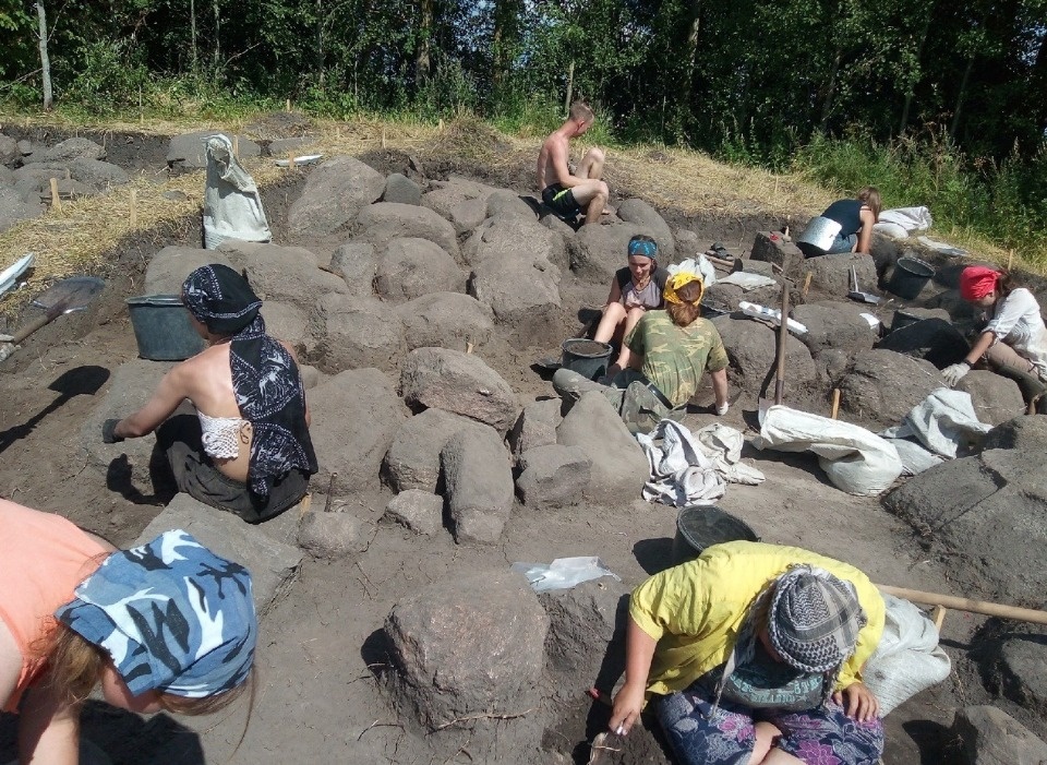 Средневековый могильник нашли археологи в Усвятах