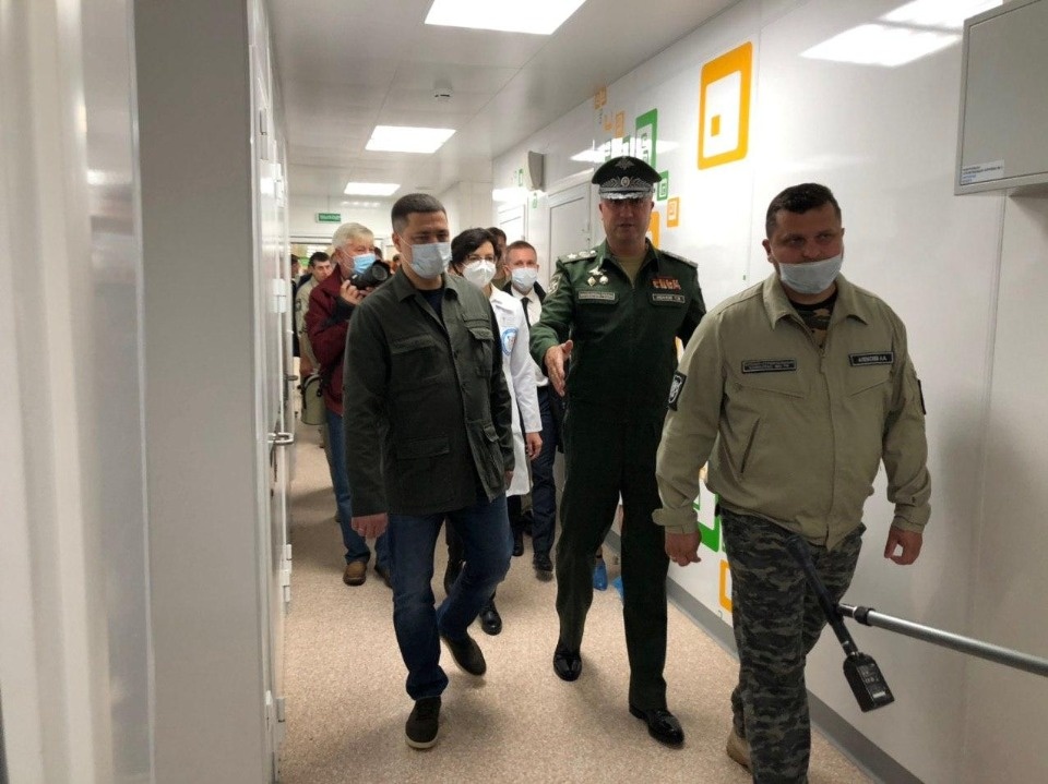 Заместитель министра обороны РФ оценивает готовность новой инфекционной больницы в Пскове