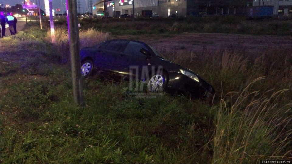 Пьяный водитель съехал в кювет на Рижском проспекте Пьяный водитель съехал в кювет на Рижском проспекте