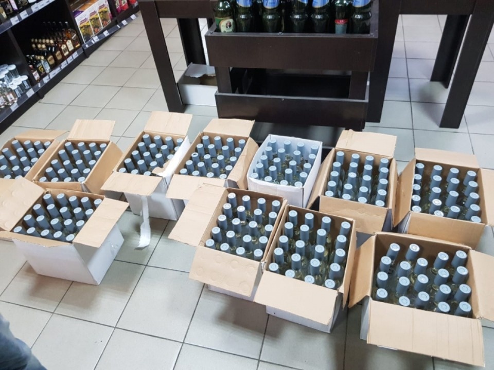 Сигареты и алкоголь изъяла полиция из незаконного оборота в Пскове