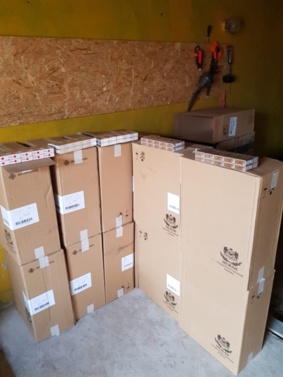 Сигареты и алкоголь изъяла полиция из незаконного оборота в Пскове