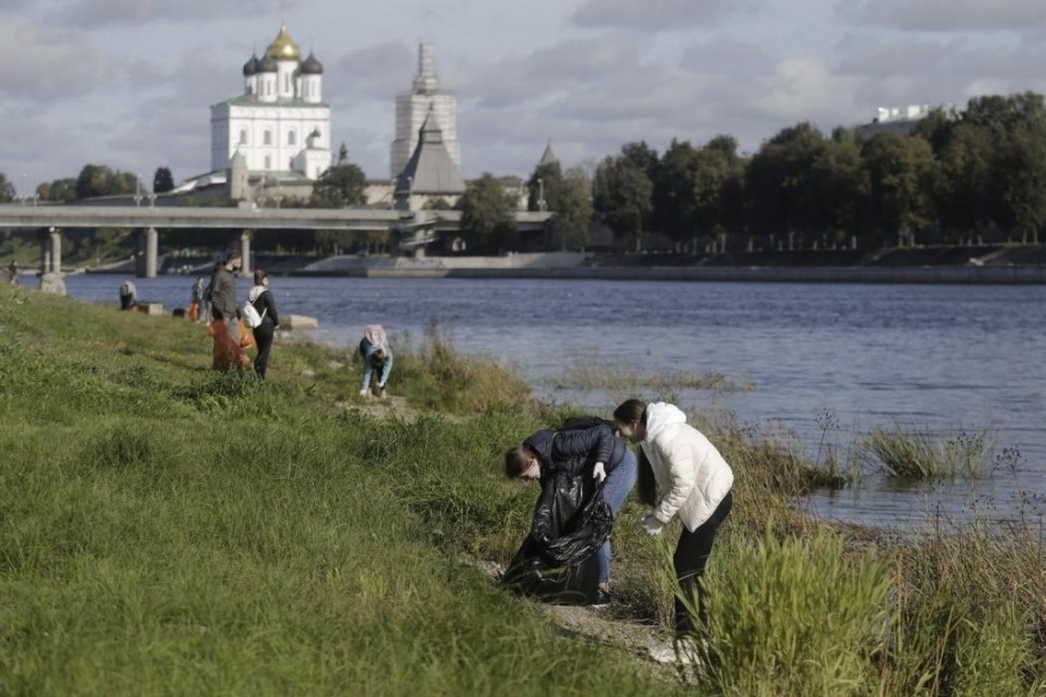 Эковолонтеры ПсковГУ и «Титан-Полимер» провели акцию «Всемирный день чистоты»