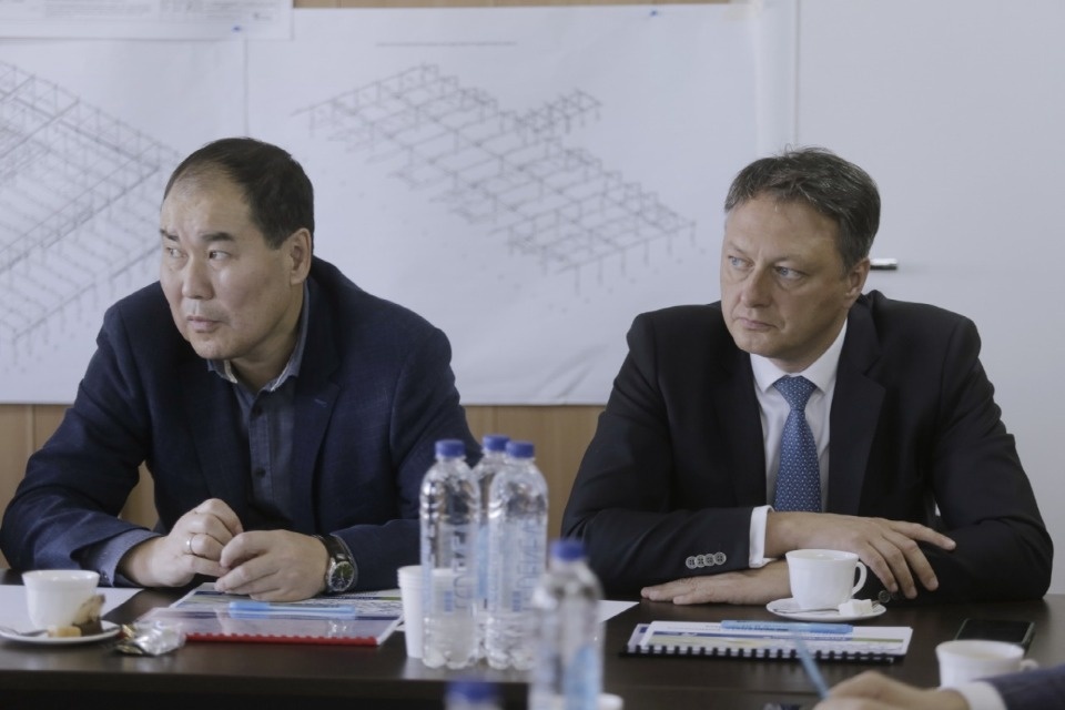 Руководство «Газпромбанка» посетило псковский завод «Титан-Полимер»