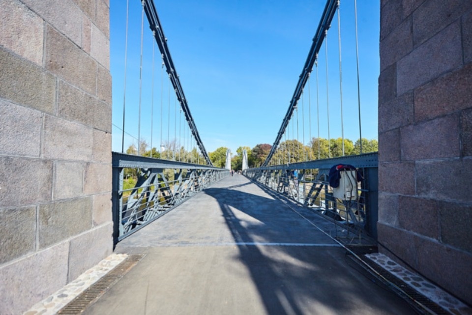 50 килограммов замков спилили с мостов в Острове во время их реставрации