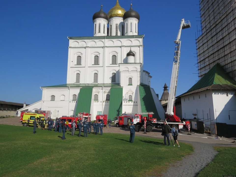 Учения проводят пожарные в Псковском кремле