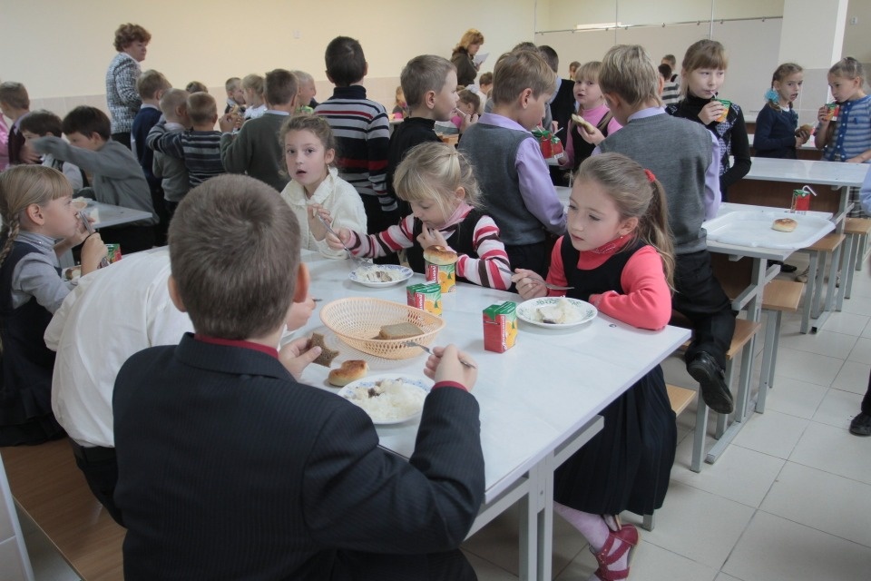 Псковских школьников оставили без сосисок и колбасы