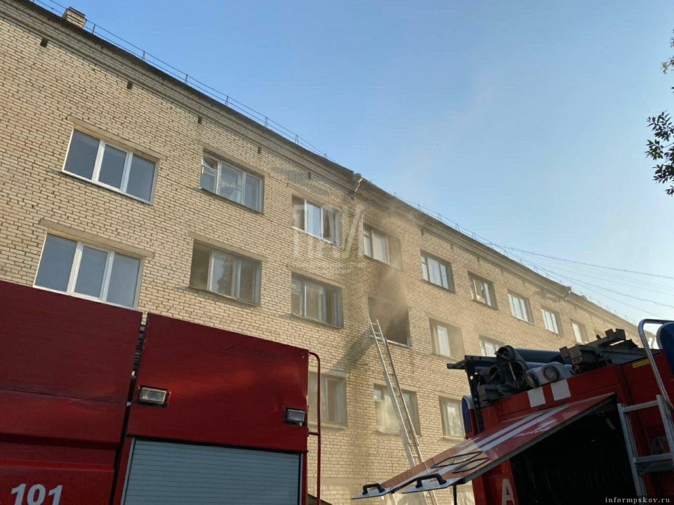 Общежитие загорелось под Псковом