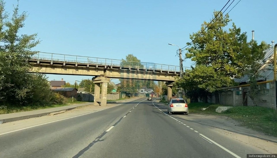 Собиравшегося прыгнуть мужчину сняли с виадука в Пскове