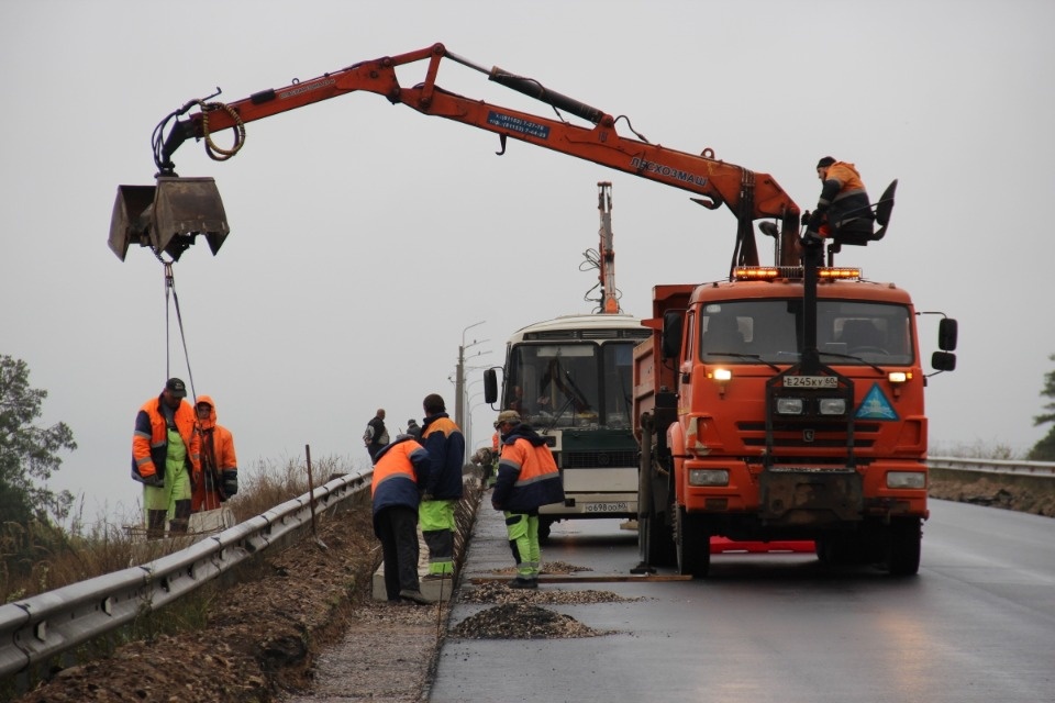 60 рабочих и 30 машин задействованы на ремонте Северного обхода Пскова