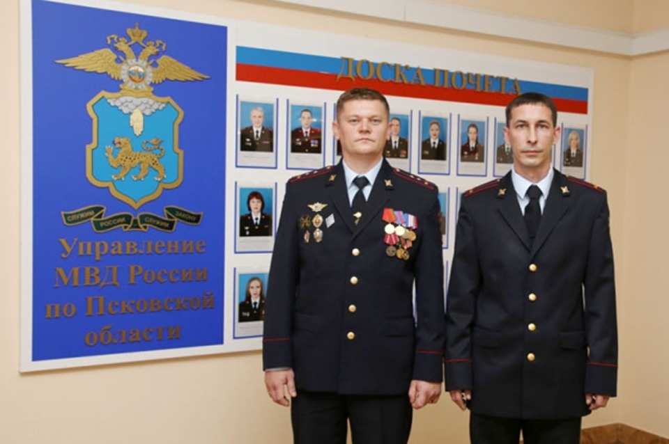 Спасших человека участковых поощрил начальник УМВД по Псковской области