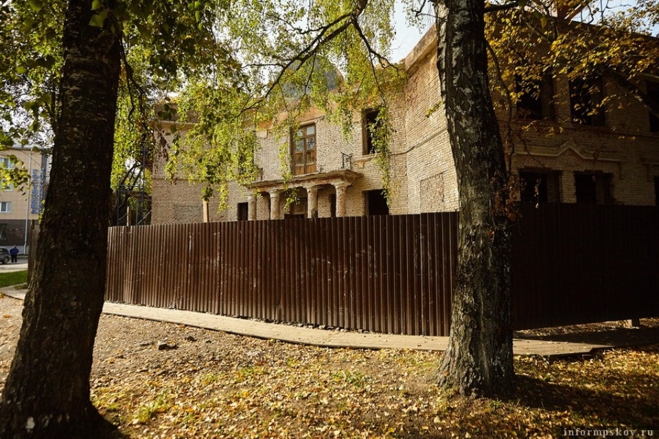 О перспективах дома с колоннами у Ольгинской часовни в Пскове узнали журналисты