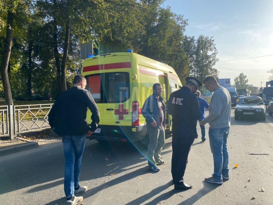 Велосипедист попал под колёса автомобиля на улице Вокзальной в Пскове