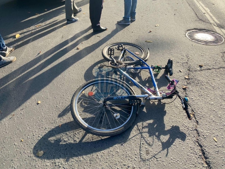 Велосипедист попал под колёса автомобиля на улице Вокзальной в Пскове