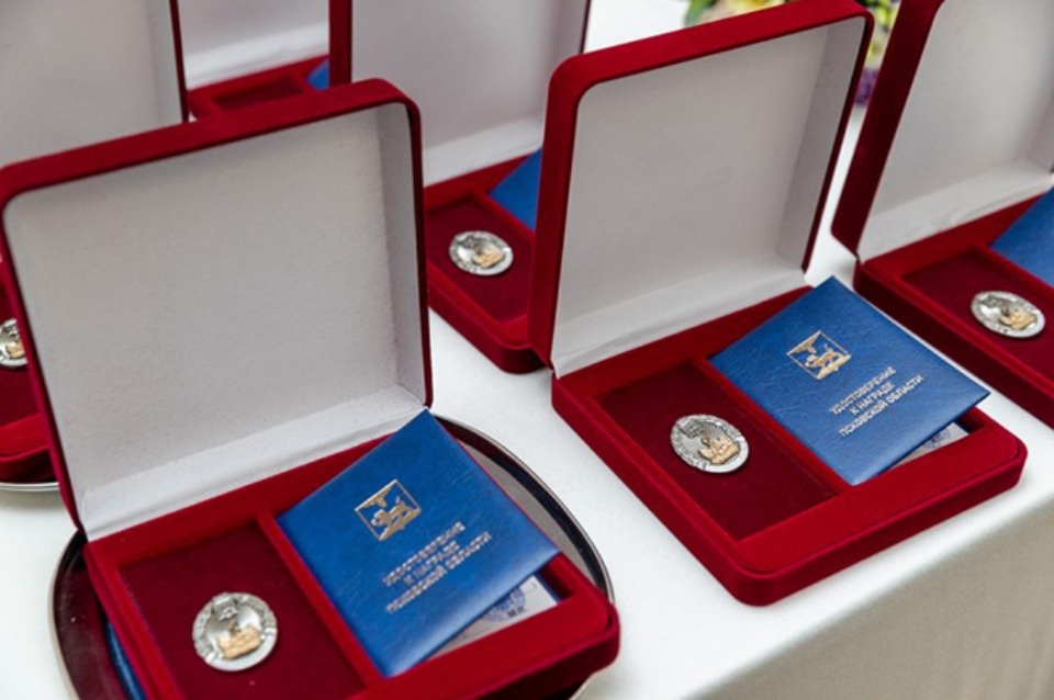 10 псковских учителей стали заслуженными педагогическими работниками