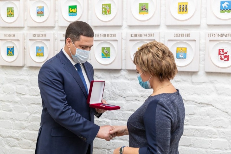 10 псковских учителей стали заслуженными педагогическими работниками