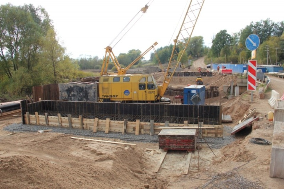 В Бежаницком районе идет реконструкция моста через реку Ашевка