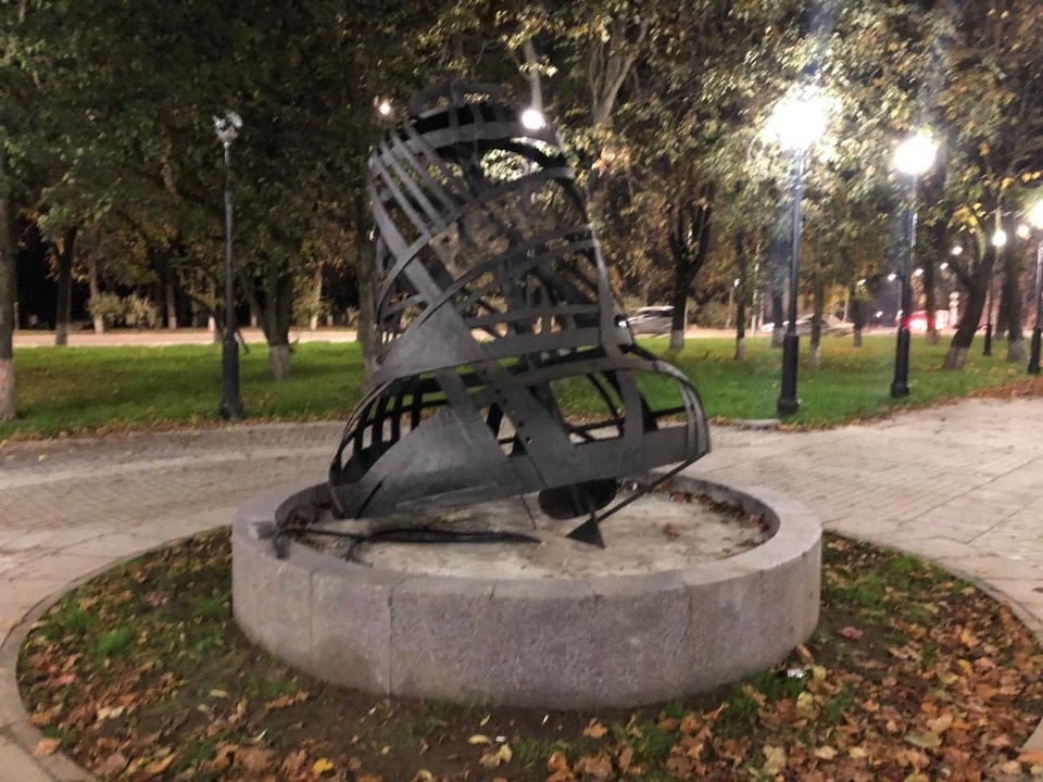 В сквере Народовластия в Пскове установили памятник Вечевому колоколу