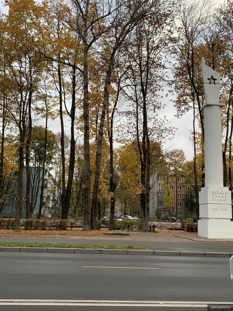 На 97% выполнен капремонт братского захоронения на улице Юбилейной в Пскове