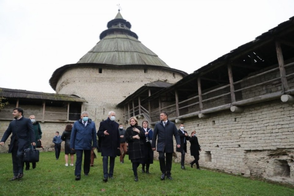 Министр культуры и губернатор обсудили планы по реконструкции Покровской башни в Пскове