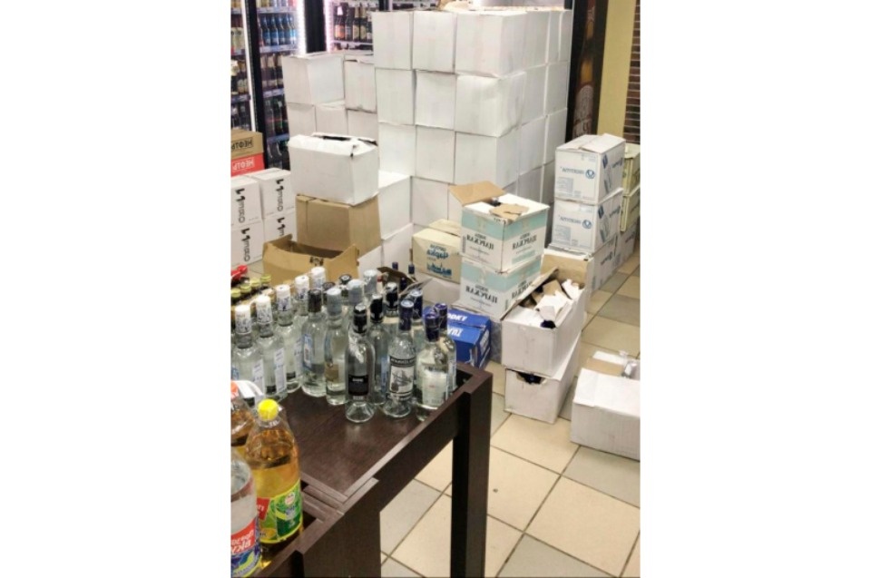 Более тысячи литров алкоголя без документов изъяты из кафе в Острове