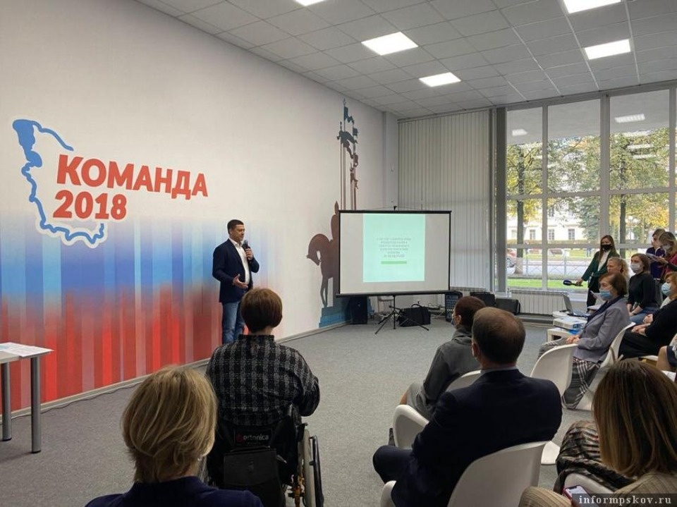 Михаил Ведерников вручил награды псковским НКО 