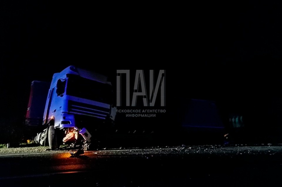 Водитель  Mazda погиб при столкновении с фурой в Новосокольническом районе