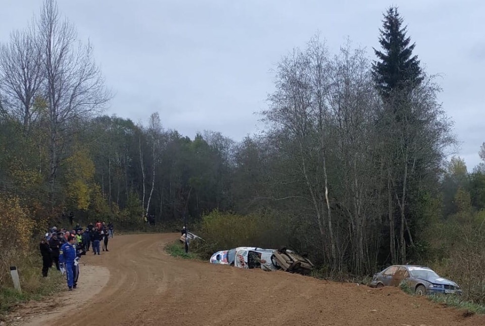 Сразу шесть экипажей сошли с трассы в одном месте на ралли «Пушкинские Горы-2020» Сразу шесть экипажей сошли с трассы в одном месте на ралли «Пушкинские Горы-2020»