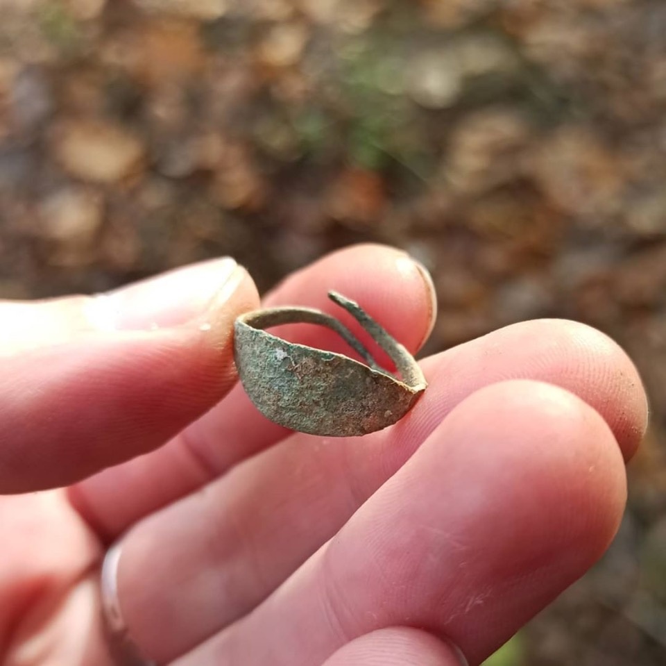 Археологи нашли детский перстень на раскопках в Изборске