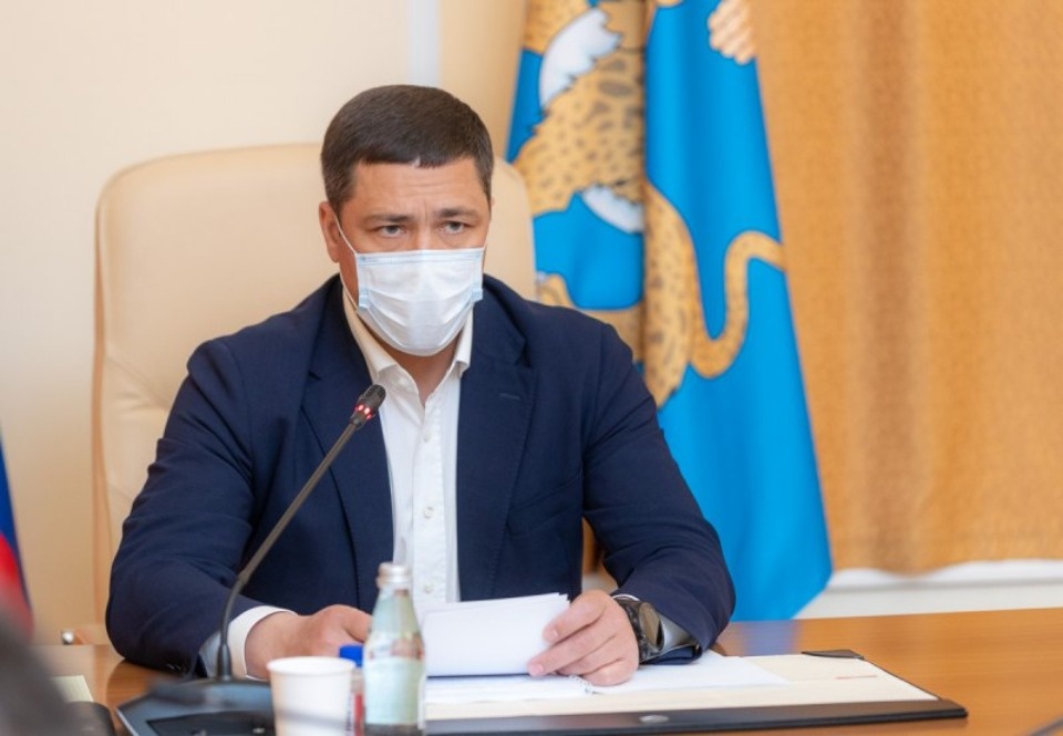 Губернатор призвал дорожников оперативно бороться с наледью на псковских дорогах