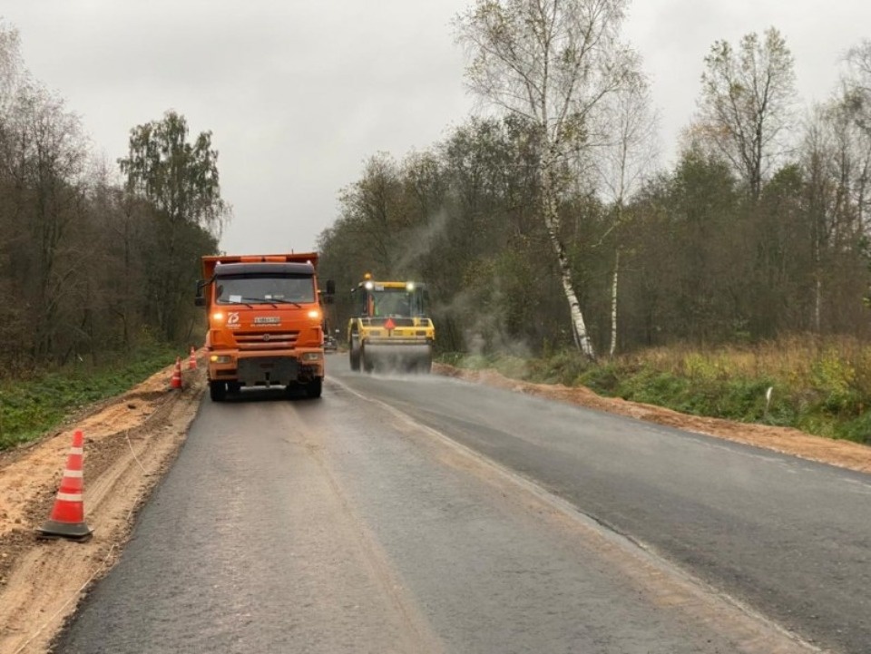 До середины декабря отремонтируют дорогу между поселком Усвяты и деревней Боровица