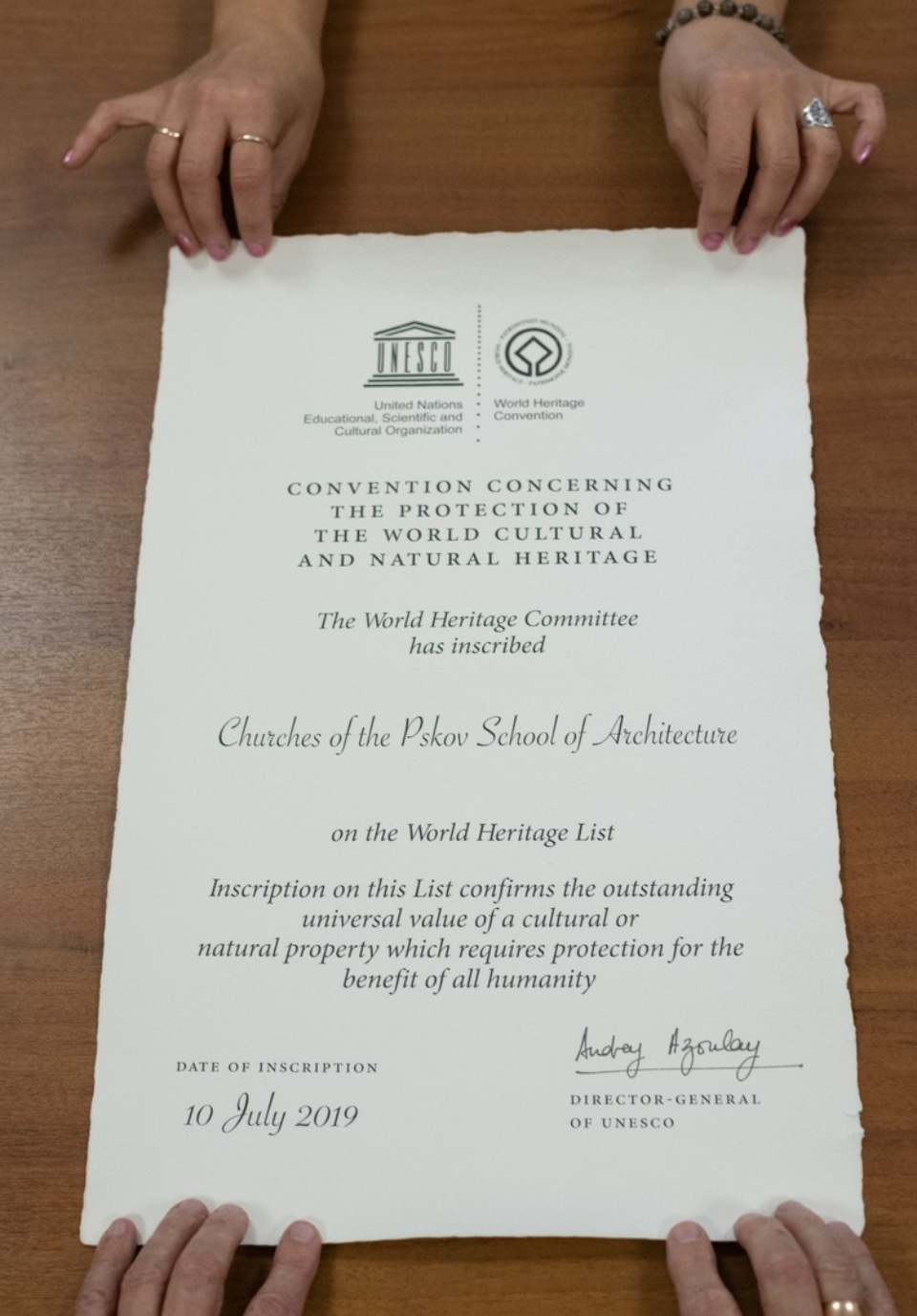 Псково-Изборскому музею вручили оригинал сертификата о включении псковских соборов в список ЮНЕСКО