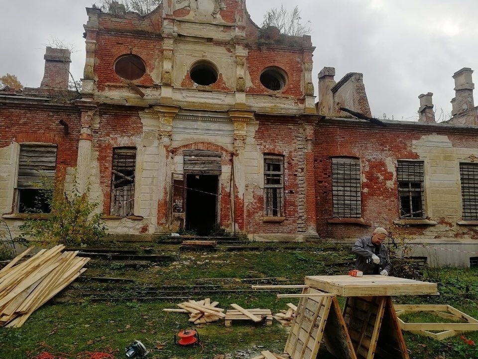 Расчистка помещений началась в усадьбе Строгановых в Волышово