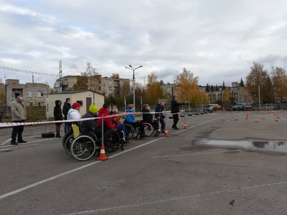 Псковские автолюбители с инвалидностью приняли участие в соревновании по вождению 
