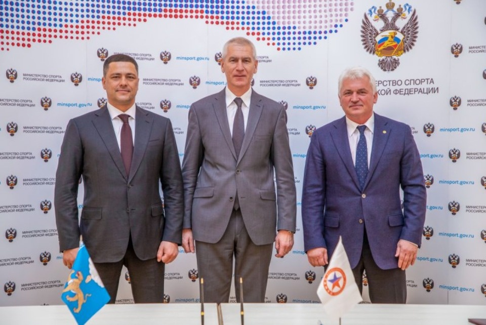Соглашение о развитии самбо в школах Псковской области подписали Михаил Ведерников и Сергей Елисеев